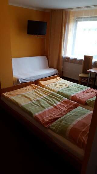 Отели типа «постель и завтрак» SKALNY PENSJONAT Шклярска-Поремба Трехместный номер с ванной комнатой-1