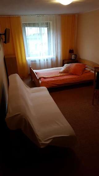 Отели типа «постель и завтрак» SKALNY PENSJONAT Шклярска-Поремба Трехместный номер с ванной комнатой-2